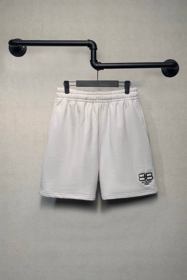 Aeniaa Double B embroidered shorts. Weight: 460g. Fabric treatment: Washed and p