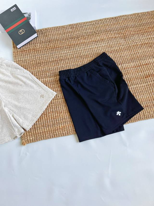 Descente Sports Style stylish, versatile, and comfortable solid-color casual sho