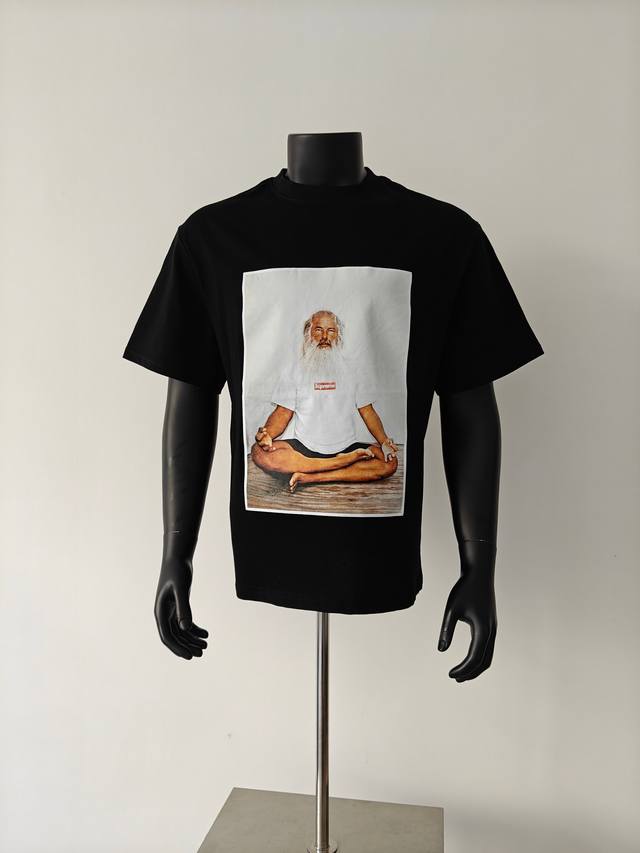 Supreme 21Fw Rick Rubin Tee with a white-bearded old man's photo and logo print.
