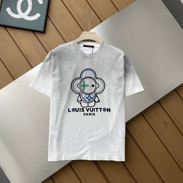This Louis Vuitton T-shirt, a premium replica, is incredibly stylish. The overal