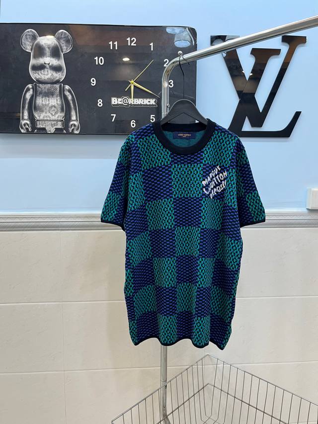 Style 168. Louis Vuitton Lv checkerboard silk knit short-sleeved top. A must-hav