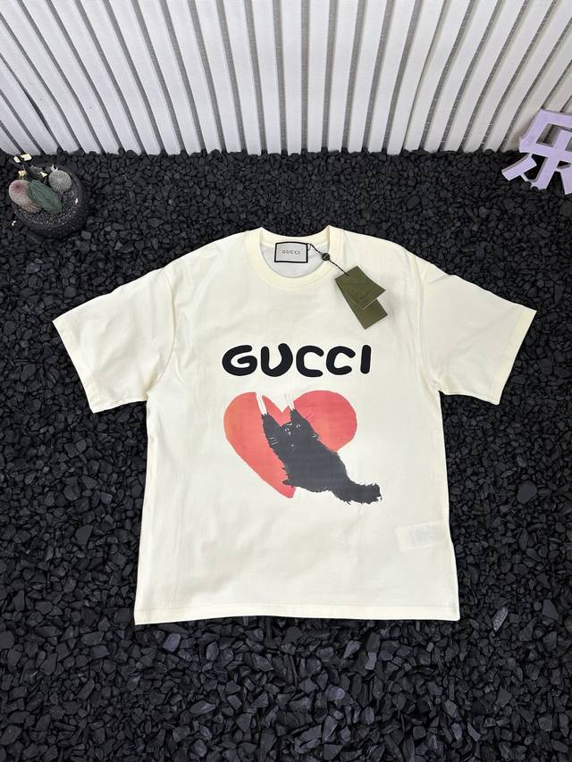 Gucci's new summer solid color high street print features a cartoon heart-shaped