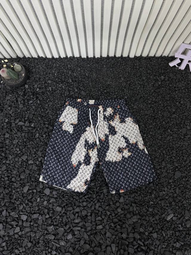 Lv Louis Vuitton's new summer collection features an all-over jacquard logo prin