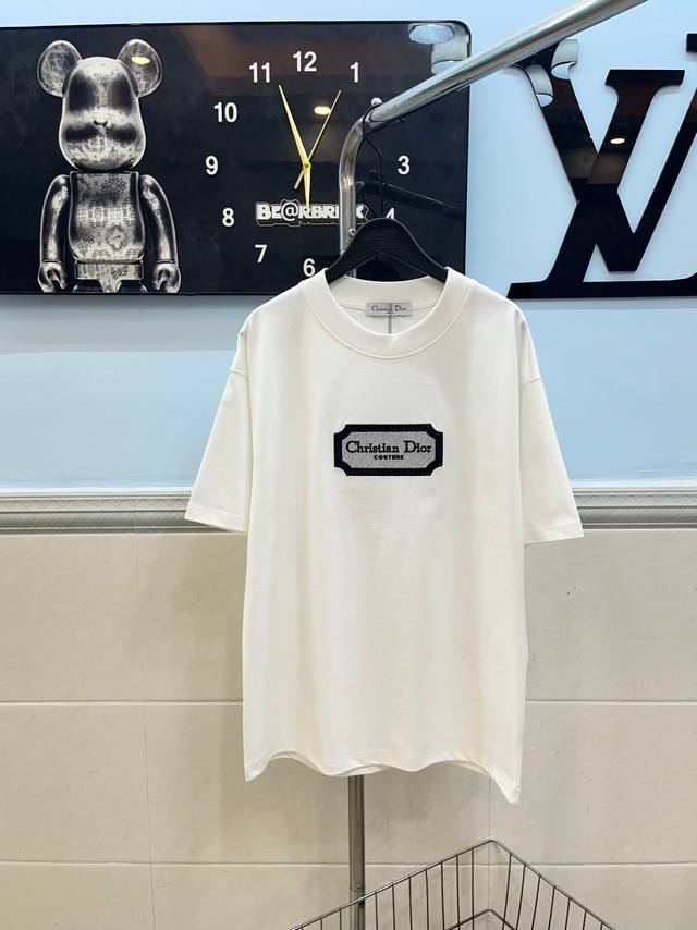 Style 118. Dior's new classic embroidered short-sleeved T-shirt is made of 280g