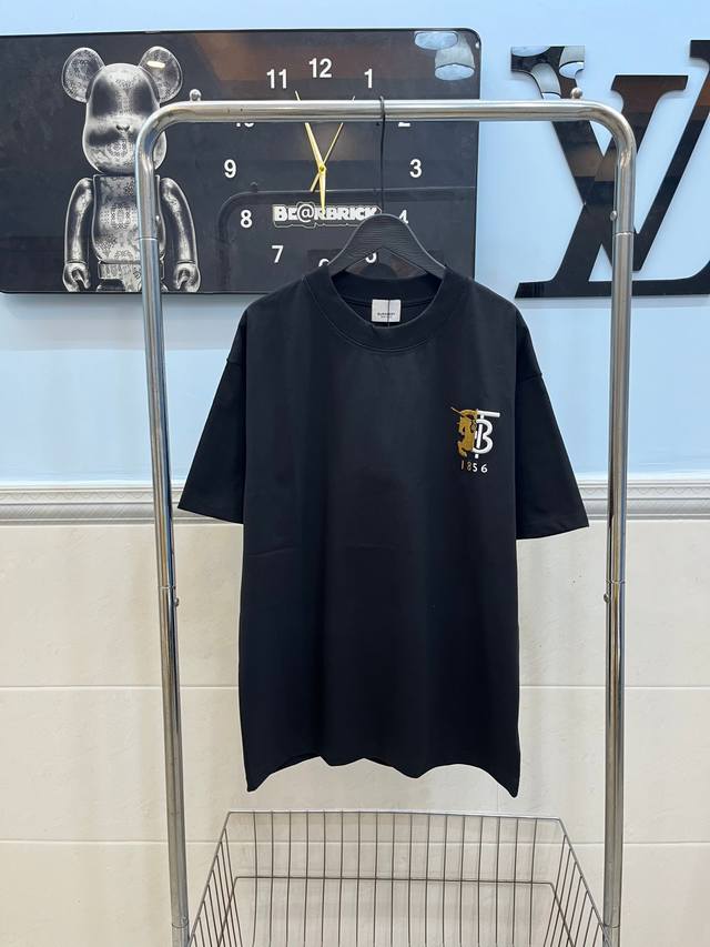 style 116, Burberry logo embroidered short-sleeved T-shirt. Made from the origin