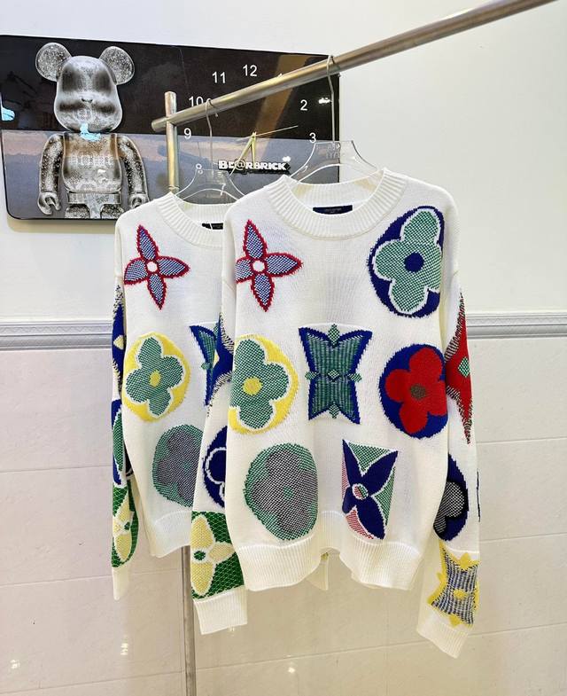 style number 0022. Louis Vuitton classic three-flower floral round-neck long-sle
