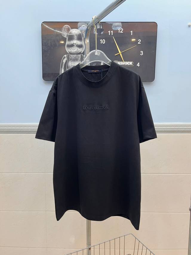 Style 4. Louis Vuitton's new short-sleeved embroidered piece is made of high-qua