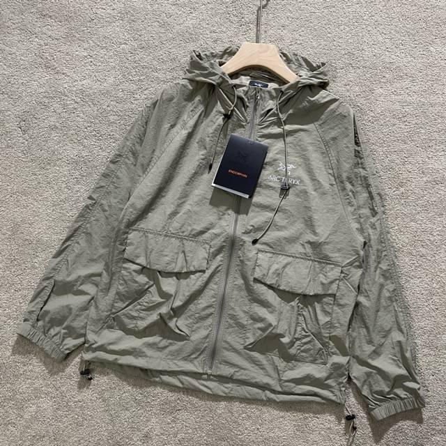Arc'Teryx's lightweight, unisex sunscreen jacket with 3D pockets is a high-quali