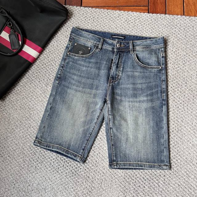 Crowe's new men's denim shorts are made of stretchy fabric. Exclusively availabl