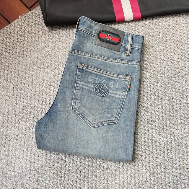 GU's 2025 new hot-selling jeans, super customized, with the same classic logo as