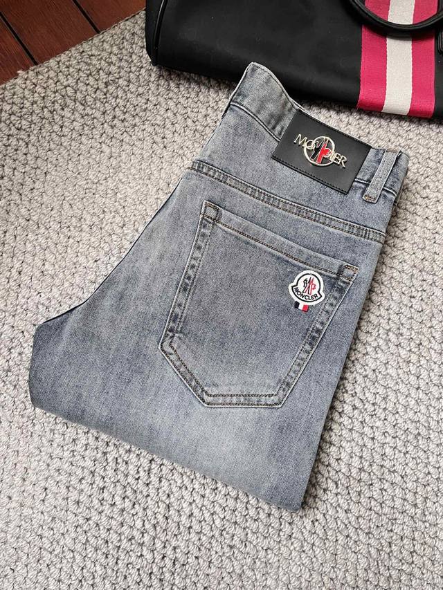 Moncler's latest men's jeans for Spring/Summer 2025! Heavy-duty washed denim fab