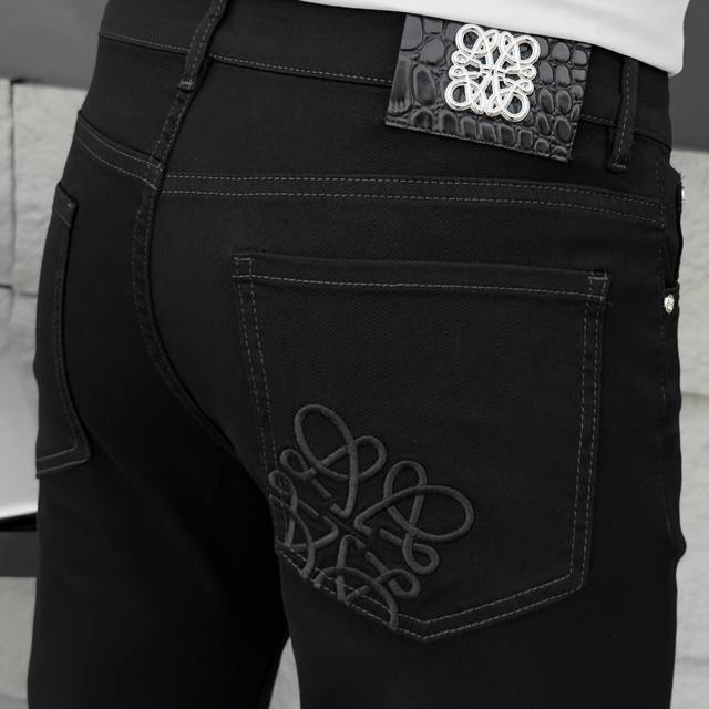 Loewe's new spring/summer 2025 men's jeans are made from imported denim fabric,