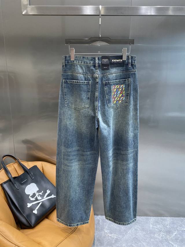 logo pattern on the back pocket, which instantly breaks the monotony and makes t