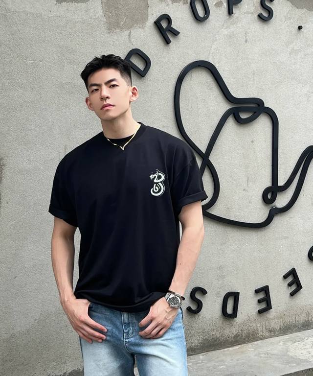 Burberry-Lee 2025S new short-sleeved T-shirt, loose-fitting, unisex style! New s