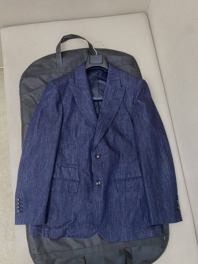 Mainly promote clothing and pants details