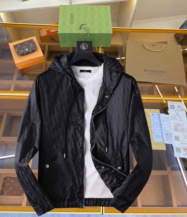 the same style as Dior's official website, with all the necessary labels. Pre-sa