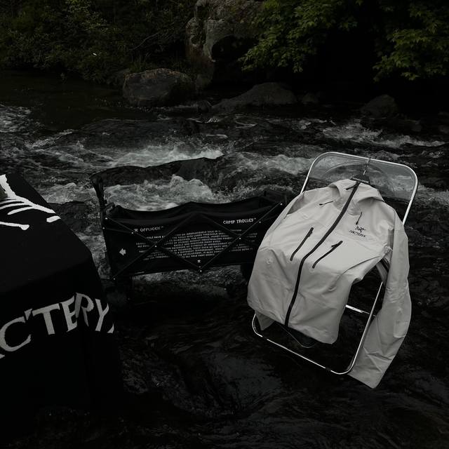 magic label, Zip-In compatible, and the Arc Teryx logo embroidered on the chest