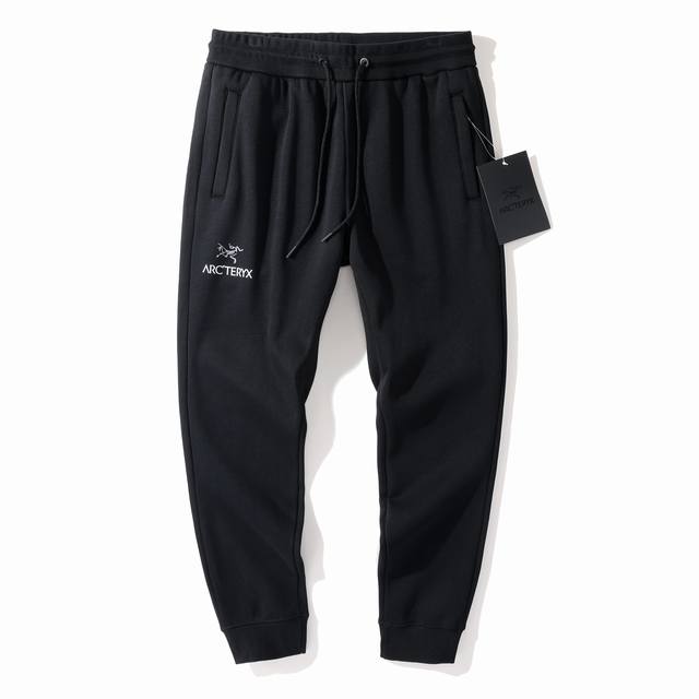 The cuffed sweatpants with fleece are coming in a rage. High-weight 460G Austria