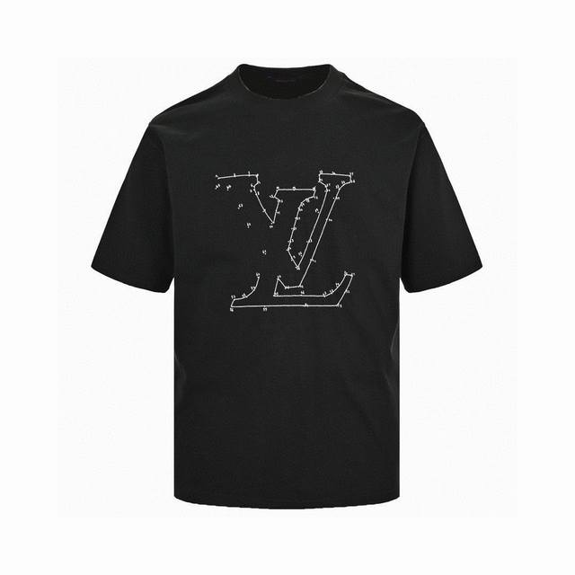 Louis Vuitton's new summer collection features a round neck, short-sleeved T-shi