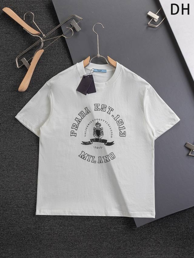Prada's new spring/summer hot-selling short-sleeved T-shirt with a slightly wide