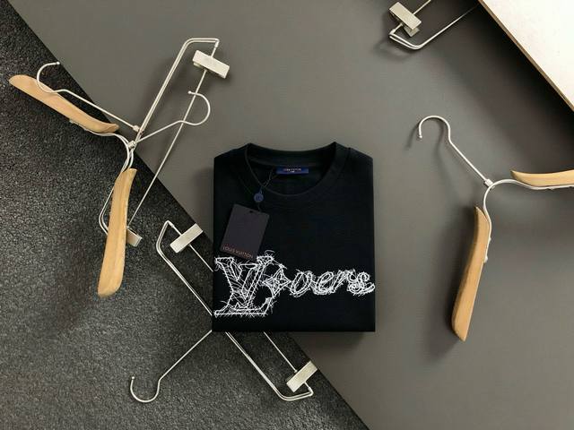 Lv 25 Early Spring New Arrival: Runway-Ready Short-Sleeved T-shirt with Heavy-Du