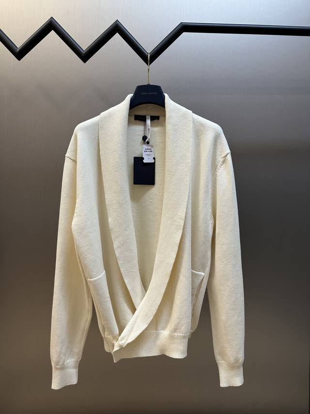 Lv letter logo V-neck shawl long-sleeved cardigan is made of wool blend fine woo