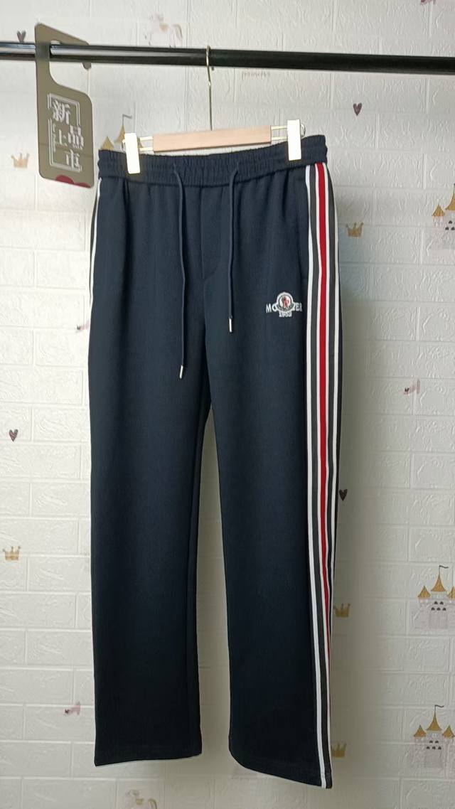 Moncler's new autumn and winter casual pants feature custom fabrics for exceptio