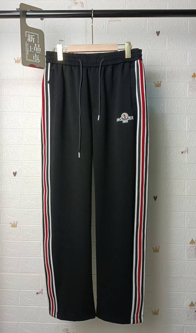 Moncler's new autumn and winter casual pants feature custom fabrics for exceptio