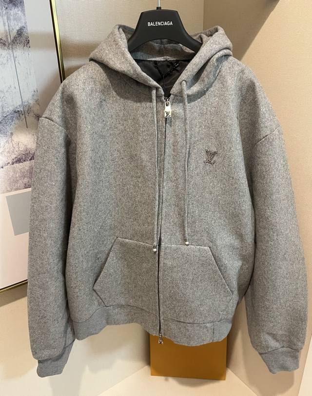 Sizes 46 48 50 52 Unisex 1V Louis House sport hooded jacket crafted from technic