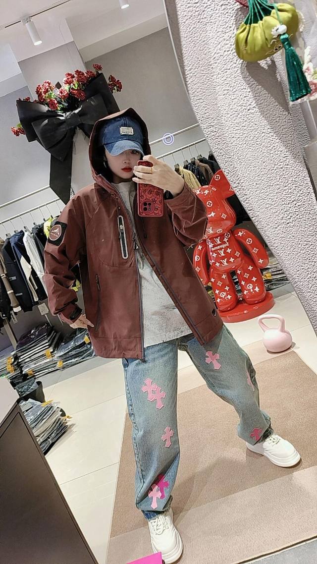 Model Image Chrome Hearts 25Fw Ch Blue Pants Pink Leather Cross Bamboo Jeans fea