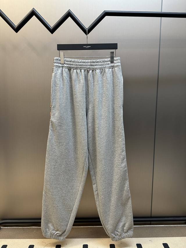Burberry Check trousers are made of single-sided fish-scale fabric woven with a