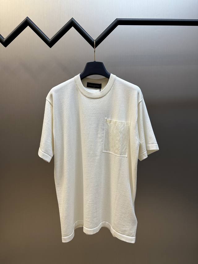 Lv Monogram Pocket Wool Short Sleeve This T-shirt is made of elegant cotton knit