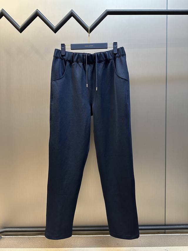 Prada's triangle-shaped fabric with decorative fabric is made of 80% natural cot