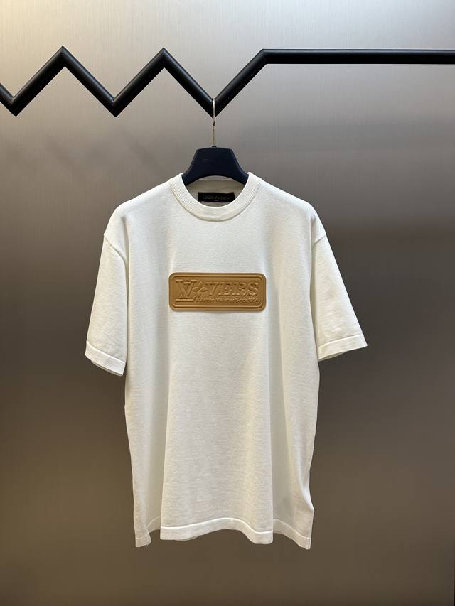 LV Embossed Leather Patch Wool Short Sleeves This short-sleeved crew neck sweate