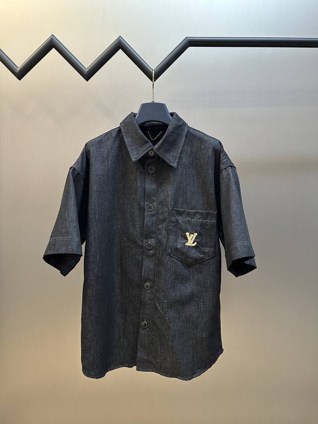 Lv Raffia Denim Short-Sleeved Shirt. This short-sleeved shirt is crafted from li