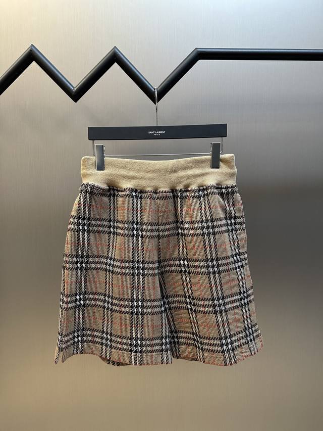 Burberry plaid wool shorts are mainly made of cotton, 6% polyester fiber and 2%
