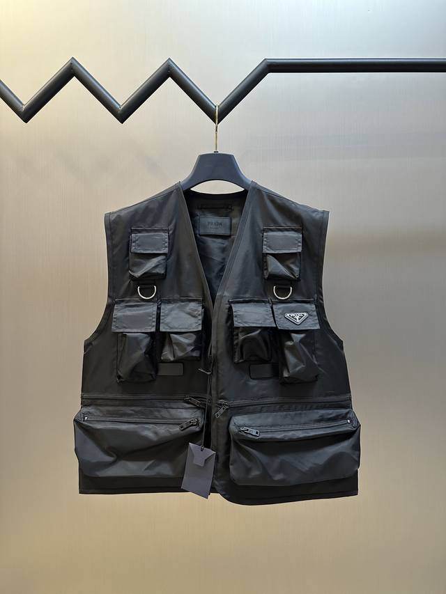Prada workwear nylon vest is made of iconic nylon fabric. Through its high-densi