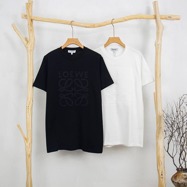 Loewe classic short-sleeved T-shirt with oversized front embroidery. Fabric: 300