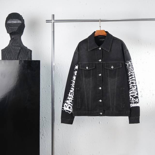 and not deformable The whole garment is made of custom-woven heavy denim fabric,
