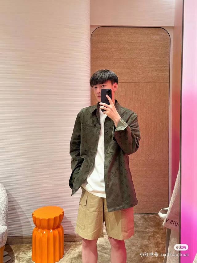 Model photo: Louis Vuitton 23Ss runway-exclusive monogram flocked jacket and shi