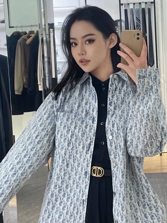 Model picture Cd*Stu Dior all-over jacquard shirt. The only correct craftsmanshi