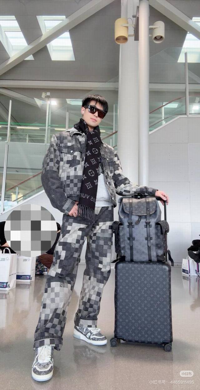 Jacket and pants model picture Early spring Louis Vuitton new blue mosaic plaid