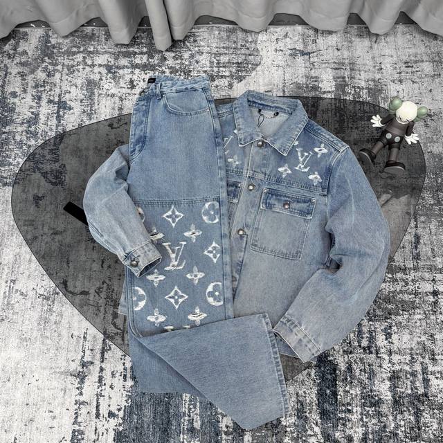 a top-of-the-line replica Louis Vuitton Lv 24Fw jacket and pants set featuring a