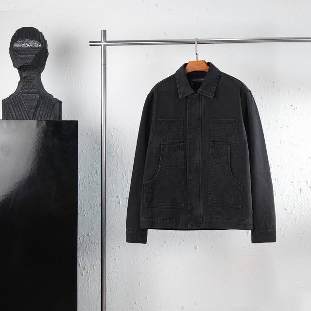 This is a 1:1 replica of the Louis Vuitton 24Ss new embossed denim jacket, featu