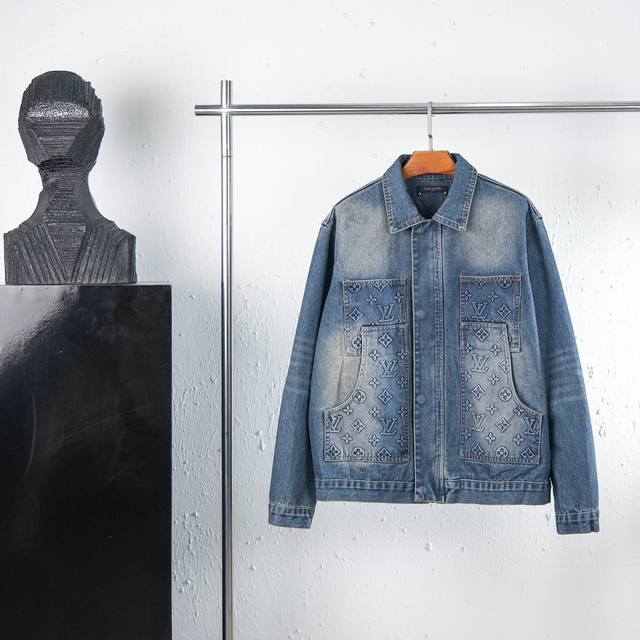 This is a 1:1 replica of the Louis Vuitton 24Ss new embossed denim jacket, featu