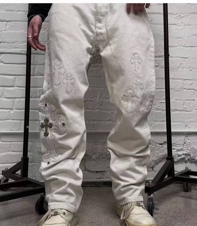 Model Image Chrome Hearts 25Fw Ch Premium Denim Large Cross Leather Jeans in Whi