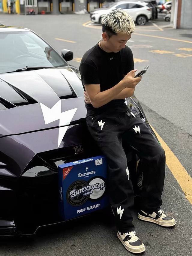Model picture Amexnocap Lightning Black and White Denim High Ounce Heavy Washed