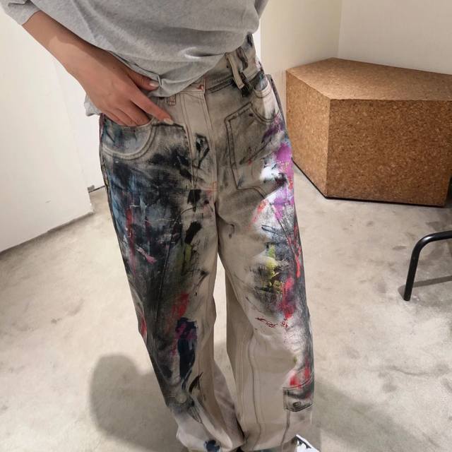 while achieving a soft and textured effect on the upper body. The washing proces