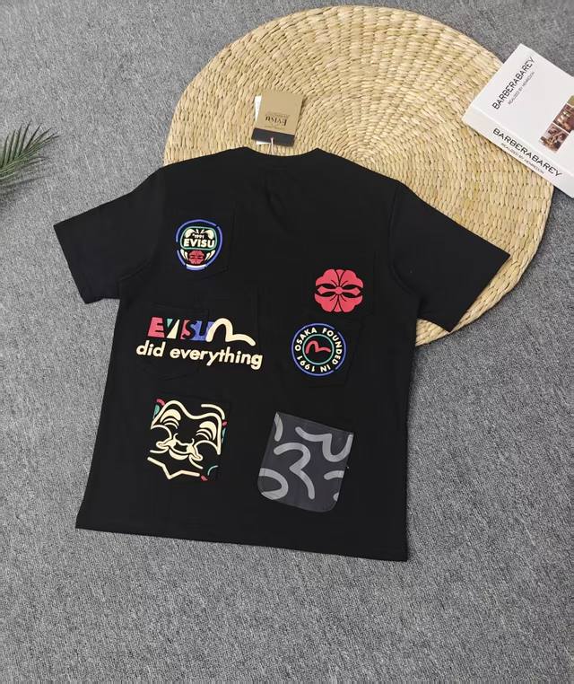 your stylish style. Logo print, round neck, short sleeves, regular fit, premium