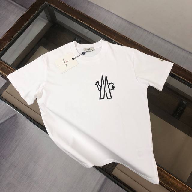 Moncler's latest 2025 couple's round-neck, short-sleeved couple's T-shirt, a new
